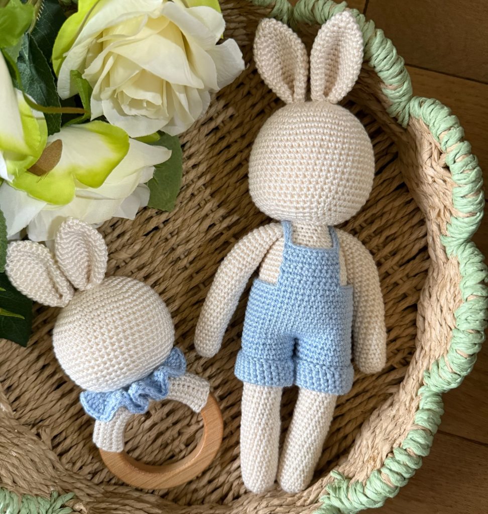 Poupée amigurumi sans visage au crochet dans des tons naturels par L'Atelier des Minis
